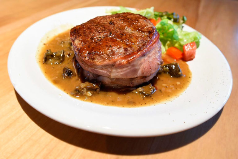 Tournedos con Hongos de Pino