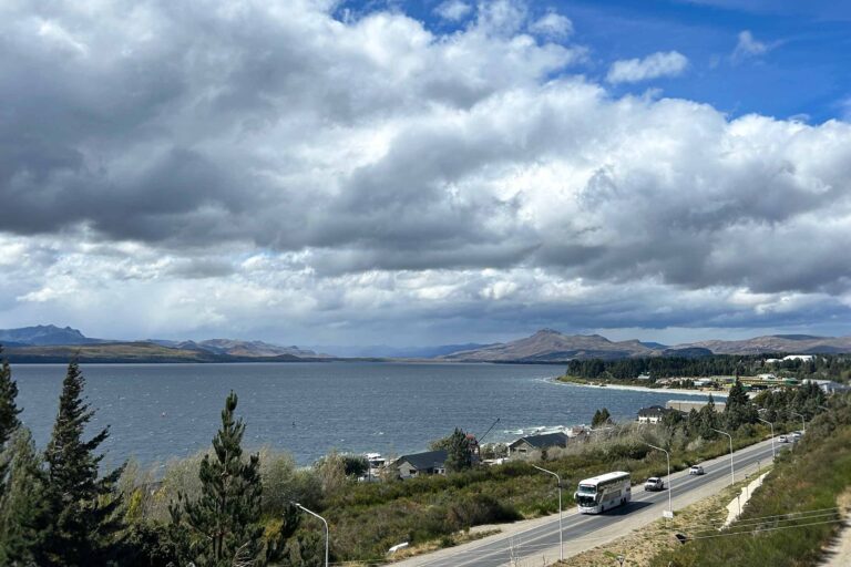 Ruta con autos entrada a Bariloche